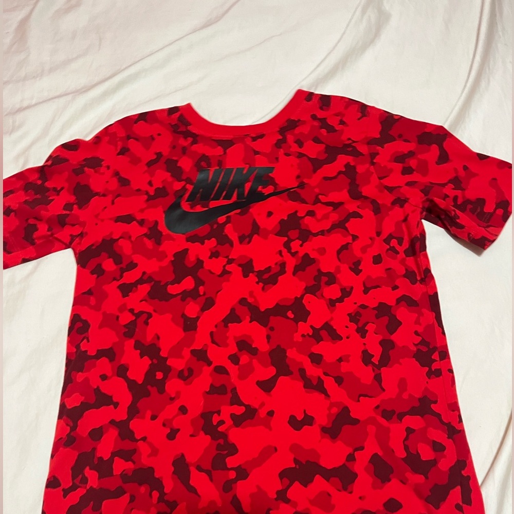 red Nike camo t-shirt